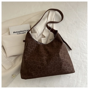 Détail du sac hobo souple à imprimé léopard avec bandoulière en cuir et boucle en métal