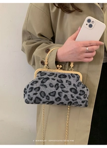 Dettaglio borsa clic-clac leopardata grigia con manico dorato traforato e tracolla a catena