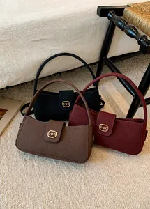 Drei Retro-Handtaschen aus mattem Leder in Braun, Schwarz und Rot mit Trensen-Detail