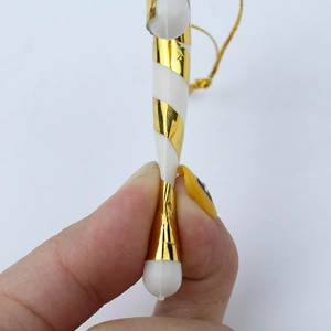 Nahaufnahme von kleinen weiß-goldenen Zuckerstangen als Weihnachtsbaumschmuck
