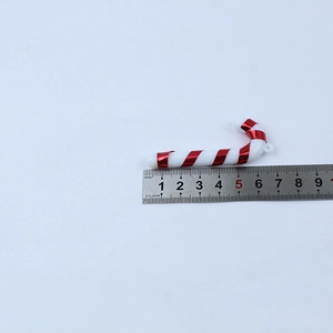 Detail eines rot-weißen Weihnachts-Zuckerstangen-Anhängers, gemessen bei 8 cm auf einem Stahllineal