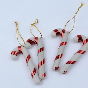 Set mit rot-weiß gestreiften Zuckerstangen-Anhängern für den Weihnachtsbaumschmuck