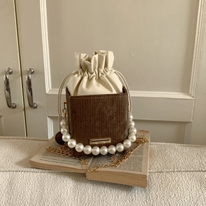 Vintage Leder Box Tasche mit Kordelzug, Perlen Griff und goldener Metallkette für Damen