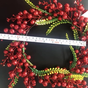 Detail eines 24cm Weihnachtskranzes mit roten Glitzerbeeren und grünen Farnblättern