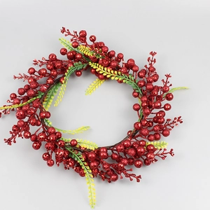 Funkelnder roter Weihnachtsbeerenkranz mit grünen Farnblättern für die Wanddekoration