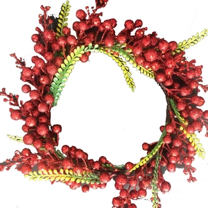 Roter Weihnachtsbeerenkranz mit grünen Blättern und Glitzer auf einem Zweigsockel