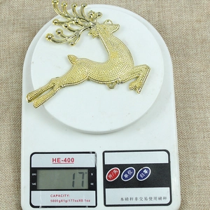 Weight display of 13cm golden reindeer Christmas ornament showing 17g on a scale