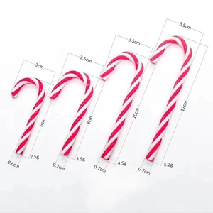 Set mit vier rot-weiß gestreiften Zuckerstangen-Weihnachtsanhängern in verschiedenen Größen