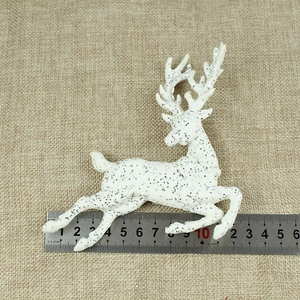 Dettaglio dimensioni renna bianca glitterata su sfondo di tela per decorazione