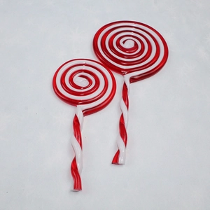 Dettaglio macro di lecca-lecca a spirale in acrilico rosso e bianco per decorazioni