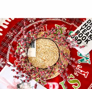 Detailansicht künstlicher roter Stechpalmenbeeren mit realistischer Schneebeschichtung