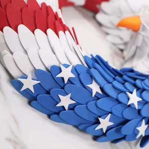 Patriottische Amerikaanse adelaar krans voor onafhankelijkheidsdag met rode blauwe schub