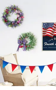 Détail de couronnes du Jour de l'Indépendance avec rubans patriotiques et fleurs