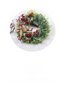 Détail de la couronne du Jour de l'Indépendance avec baies rouges, pommes de pin et drapeaux