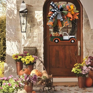 Couronne d'automne avec étiquette Happy Harvest et camion vintage sur porte rustique