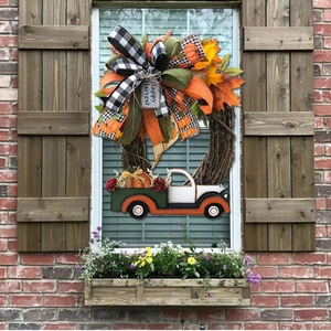 Couronne d'automne avec camion vintage, citrouilles, feuilles d'érable et signe Happy Harvest