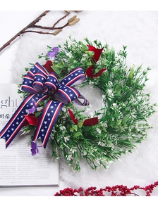 Détail de couronne Fête de l'Indépendance avec nœud patriotique et baies rouges
