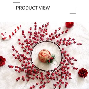 Ghirlanda di Natale con bacche rosse realistiche e neve artificiale su tappeto bianco