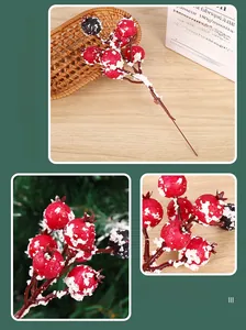 Détail de baies de grenade artificielles avec neige blanche pour décor de Noël festif