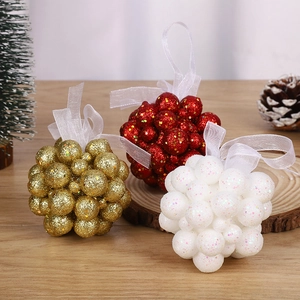 Bolas de Navidad brillantes en dorado, rojo y blanco con cintas de seda para colgar