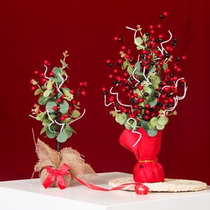 Ensemble d'arbres à baies rouges artificiels avec feuilles d'eucalyptus pour le Nouvel An