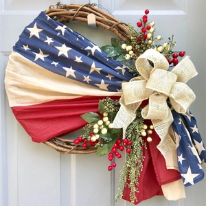 Couronne patriotique du 4 juillet avec nœud en toile et étoiles rouges bleues blanches