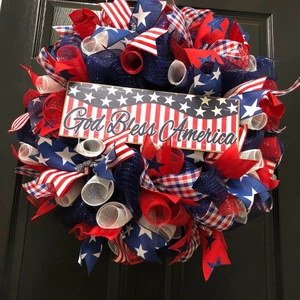 Couronne Patriotique Drapeau Américain Jour de l'Indépendance 4 Juillet Décoration Étoiles Rayures Couronne en Toile de Jute et Mesh pour Porte d'Entrée Extérieur Maison