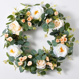 Dettaglio della ghirlanda decorativa con rose bianche artificiali ed eucalipto