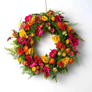 Ghirlanda di fiori artificiali colorati con rose girasoli e felci su sfondo bianco