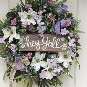 Ghirlanda di fiori finti con rose e targa in legno 'hey y'all' per decorazione porta