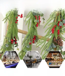 Detail von Weihnachts-Girlande mit roten Beeren, Tannenzapfen und grünen Eukalyptusblättern