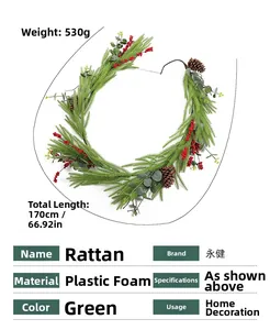 Detail der 170 cm langen Weihnachtsgirlande mit Tannenzapfen, roten Beeren und Nadeln