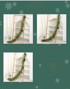 Detailansicht von künstlichen Weihnachtsgirlanden mit Tannennadeln, Beeren und Zapfen