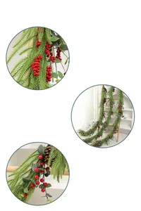 Detailansicht der künstlichen Weihnachtsgirlande mit roten Beeren und Tannenzapfen