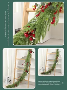 Detail von handgefertigtem künstlichem Rattan mit roten Beeren für Weihnachtsdeko
