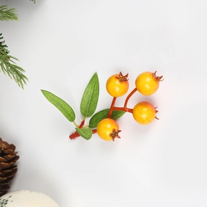 Künstliche rote und gelbe festliche Beeren mit grünen Blättern für Weihnachtsdeko