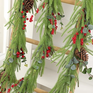 Künstliche Weihnachtsgirlande mit roten Beeren, Tannenzapfen und Eukalyptusblättern