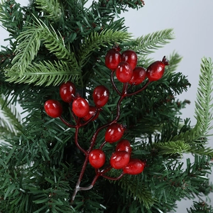 Gros plan de baies rouges artificielles et d'aiguilles de pin pour la fête de Noël