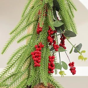 Künstliche Weihnachtsgirlande mit grünen Kiefernnadeln, roten Beeren und Tannenzapfen