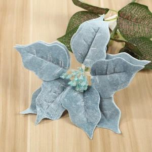 Fleur de poinsettia en velours bleu Morandi avec centre scintillant pour décor de Noël