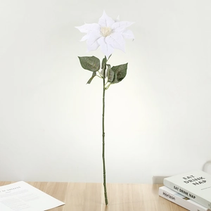 Gros plan d'une tête de fleur de poinsettia blanc artificiel aux détails réalistes