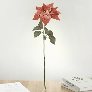 Détail d'un poinsettia en velours rouge avec texture réaliste pour décor de Noël