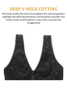 Detail eines eleganten schwarzen Spitzenbodys mit tiefem V-Ausschnitt und Blumenmuster