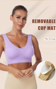Détail du soutien-gorge de sport violet avec coussinets 3D amovibles et doublure en coton