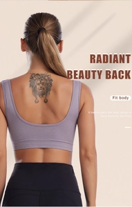 Détail du dos d'un soutien-gorge de yoga lilas avec une coupe en U profonde et extensible