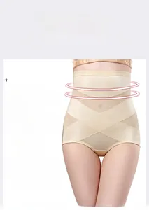 Détail de culotte gainante taille haute avec maille de compression croisée pour le ventre