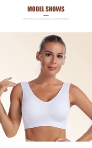 Gros plan du brassière de sport sans couture blanche avec texture tricot respirante