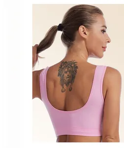 Détail du dos d'une brassière de sport rose avec larges bretelles et décolleté en U profond