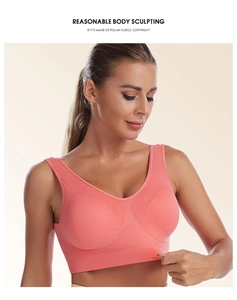 Gros plan sur le soutien-gorge de sport sans couture rose corail avec bande de maintien