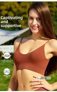 Dettaglio di bralette a coste senza cuciture marrone con scollo a V e trama in maglia